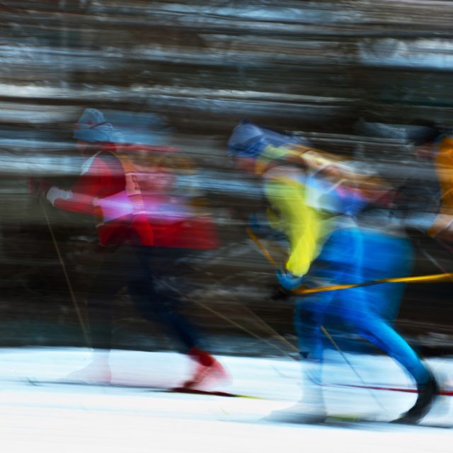 Panning di 3 fondisti leggermente in salita